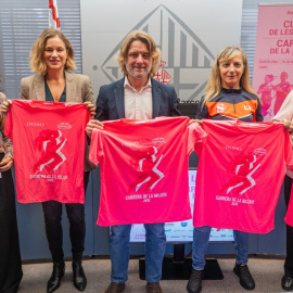 Presentació d'una nova edició de la Cursa de les Dones, amb la samarreta només en castellà.