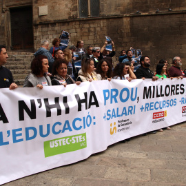 Fotografia conjunta dels sindicats educatius amb la pancarta