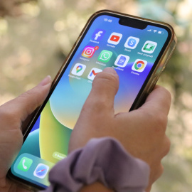 Una usuària amb un telèfon intel·ligent