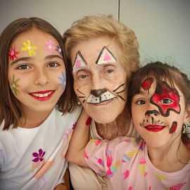 El cuerpo y la mente no siempre tienen la misma edad. El contacto con los nietos rejuvenece a las abuelas y abuelos