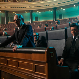 Manolo Solo (izq) como Manuel Gutierrez Mellano, y Álvaro Morte como Adolfo Suárez en la serie 'Anatomía de un instante'.