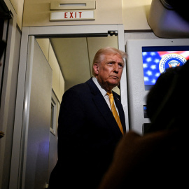 El presidente Donald Trump habla con miembros de la prensa.