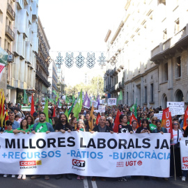 Manifestació de docents a Barcelona baixant per la Via Laietana per reclamar millores laborals i educatives.