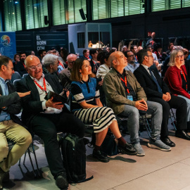 Representants d'associacions europees en defensa de llengües minoritzades, amb els responsables del CIEMEN i les autoritats catalanes durant una sessió de la trobada de Barcelona.