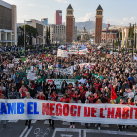 Manifestación por la vivienda en la Plaza Espanya, en Barcelona, Catalunya (España), a 5 de abril de 2025.
