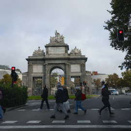 Viandantes con prendas de abrigo en Madrid.