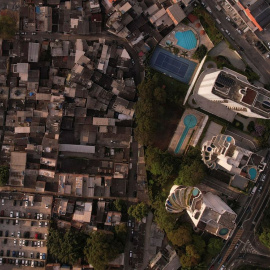 La favela de Paraisópolis y el barrio rico de Morumbí en São Paulo (Brasil).