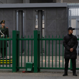 Seguridad en la Embajada de Japón en Pekín tras las tensiones por Taiwán.
