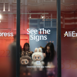 Fotografía de archivo del escaparate antes de un evento de compras en directo de AliExpress y Pop Mart en Londres.