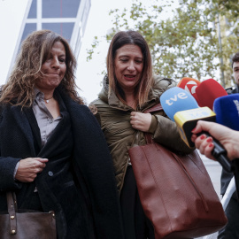 Leire Díez (c), exmilitante del PSOE, a las puertas de los Juzgados de Plaza de Castilla este lunes.