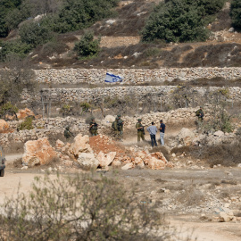 Palestinos protestan contra colonos israelíes en Hebron, Cisjordania.