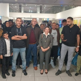 Pasajeros palestinos del vuelo con destino a Sudáfrica.Un vuelo con 153 ciudadanos procedentes de la Franja de Gaza ha aterrizado este jueves en el Aeropuerto Internacional OR Tambo, ubicado en la ciudad sudafricana de Johannesburgo, un viaje con origen en Israel y cuyos pasajeros palestinos contaban con los permisos necesarios para acceder al país, lo que ha alertado a las autoridades sudafricanas quienes finalmente han accedido a otorgar visados temporales a estas personas.POLITICA EMBAJADA PALESTINA EN SUDÁFRICA