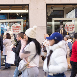 Un escaparate avisa de los descuentos durante Black Friday, en una foto de archivo.