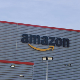 Detall del logo d’Amazon al centre logístic de Martorelles