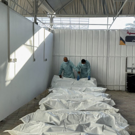 trabajadores de la morgue descargan los cadáveres de palestinos bajo custodia israelí en el Hospital Nasser de Jan Yunis (15.10.25)