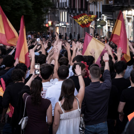 Varias personas hacen el saludo fascista durante una manifestación en mayo de 2025 en Madrid.