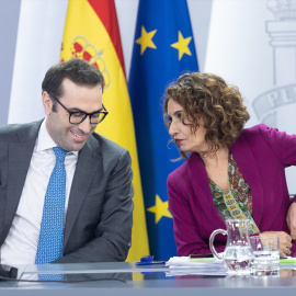 La vicepresidenta primera y ministra de Hacienda, María Jesús Montero, y el ministro de Economía, Comercio y Empresa, Carlos Cuerpo, durante una rueda de prensa tras el Consejo de Ministros.