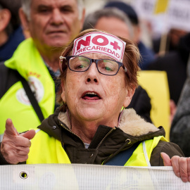 Una mujer durante una manifestación en defensa de los servicios públicos, a 23 de marzo de 2025, en Madrid (España).