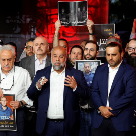 Wael Al-Dahdouh, jefe de la corresponsalía de Al Jazeera en Gaza, pronuncia un discurso en memoria de cinco miembros del medio asesinados tras un ataque israelí.