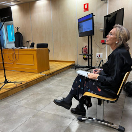 La funcionaria médico forense durante el juicio por delitos contra la integridad moral.
