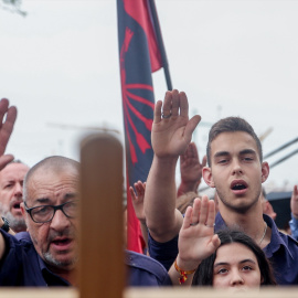 Imagen de archivo de varios falangistas durante el primer homenaje ante la nueva tumba de José Antonio Primo de Rivera.