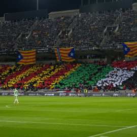 Mosaic amb les banderes de Catalunya i Palestina aquest dimarts a l'Estadi Olímpic de Barcelona.