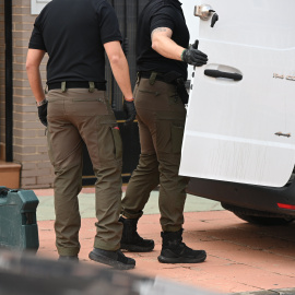 Agentes de la Guardia Civil durante el registro de la casa del presidente de la diputación de Almería, Javier Aureliano Garcia (PP), detenido por la UCO.