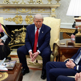 El presidente de EEUU, Donald Trump, habla con los periodistas durante un encuentro con el heredero saudí Mohammed bin Salman en el Despacho Oval, en presencia del vicepresidente JD Vance y el secretario del Tesoro, Scott Bessent.