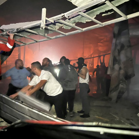 Equipos de rescate buscan supervivientes tras el ataque contra el campo de refugiados palestinos de Ain al-Helweh.