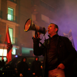 El dirigente falangista Manuel Andrino durante una manifestación en febrero de 2024 frente a la sede del PSOE en Madrid.