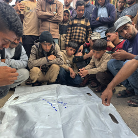 Palestinos junto al cuerpo de fallecidos tras un ataque aéreo israelí en la Franja de Gaza.