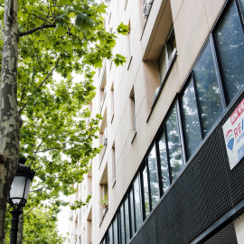 Un cartel de 'En venta' en un portal de Madrid.