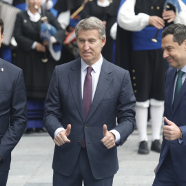 El presidente del Partido Popular, Alberto Núñez Feijóo, (c) a su llegada al Teatro Campoamor para asistir a la ceremonia de entrega de los 'Premios Princesa de Asturias 2024', a 25 de octubre de 2024, en Oviedo, Asturias (España).