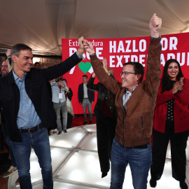 El secretario general del PSOE y presidente del Gobierno, Pedro Sánchez y el secretario general del PSOE de Extremadura Miguel Ángel Gallardo durante el primer acto de la precampaña en Mérida.