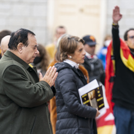 Rezos y saludos fascistas frente al panteón de la familia Franco en el cementerio de Mingorrubio, en 2021.