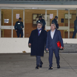 El ex secretario de Organización del PSOE Santos Cerdán, junto a su abogado Jacobo Teijelo, ha salido pasadas las 19:15 horas de este miércoles de la cárcel de Soto del Real.