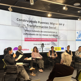 Los moderadores presentando las conclusiones de las mesas.