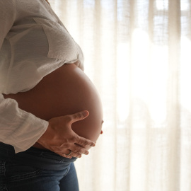 Foto de archivo de una mujer embarazada.