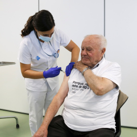Una infermera administra una vacuna a un home al CAP Bordeta Magraners de Lleida.