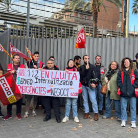 Treballadors del 112 que reclamen la internalització del servei, en una concetració davant del Departament d'Interior.