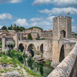 Besalú, en la comarca de La Garrotxa (Girona) es uno de los pueblos medievales más bonitos de España.