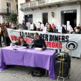Roda de premsa de l'Ateneu Salvadora Catà i el Sindicat de Llogateres davant l'oficina de Caixabank a Girona