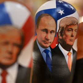 Muñecas rusas de madera que representan al presidente ruso Vladimir Putin y al presidente estadounidense Donald Trump.