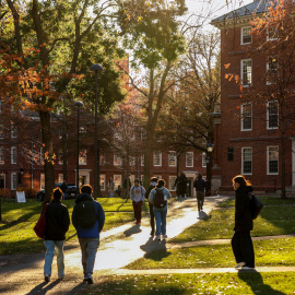 Estudiantes caminan por el campus de la Universidad de Harvard (EEUU).