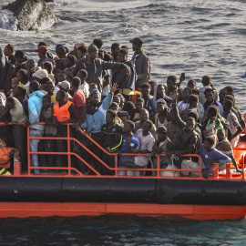 Una lancha de Salvamento Marítimo tras el rescate de un cayuco a su llegada a El Hierro.