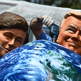 Caricaturas de Javier Milei y Donald Trump durante una protesta de Oxfam en la COP30, a 20 de noviembre de 2025, en Belém (Brasil).