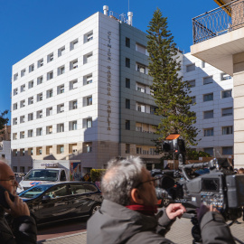 Expectació mediàtica davant la Clínica Sagrada Família de Barcelona