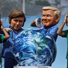 Caricaturas de líderes mundiales durante una protesta de Oxfam en la COP30, a 20 de noviembre de 2025, en Belém (Brasil).