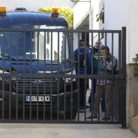 Un coche de servicio funerario espera el traslado del cuerpo de la mujer fallecida en Rincón de la Victoria.
