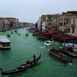 El Gran Canal de Venecia con el agua teñida de verde por activistas climáticos el 22 de noviembre de 2025.